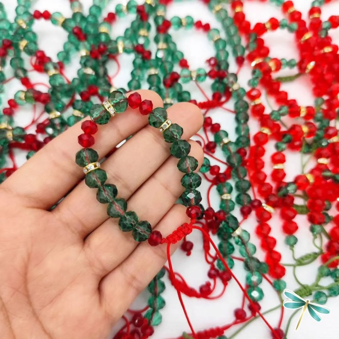 دستبند کریستالی یلدایی — رنگ سبز — نمای روی‌تن — دو رنگ سبز و قرمز — عکس ۴