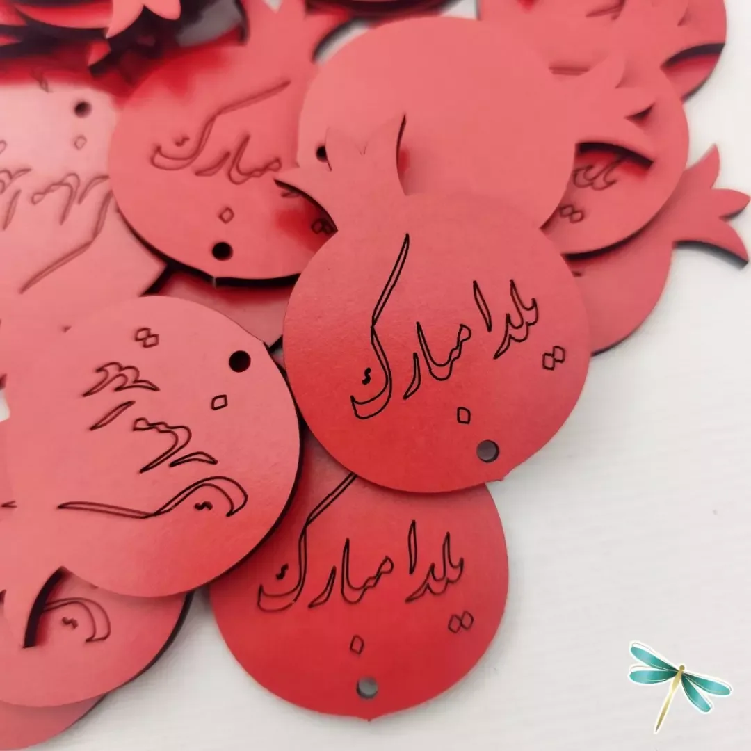 آویز چوبی انار یلدا — رنگ قرمز — نمای در‌دست — سایز ۴٫۵ در ۳٫۵ — عکس ۳