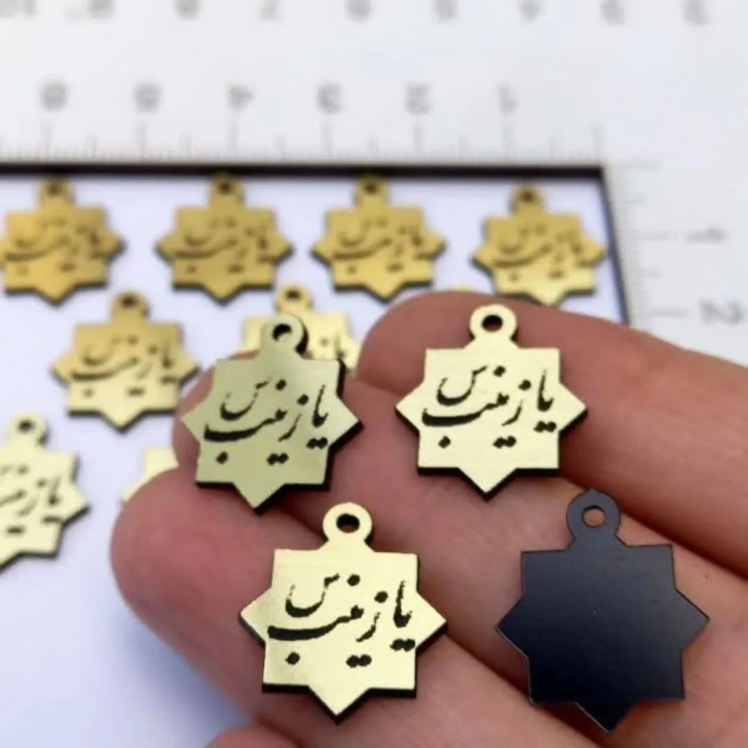پلاک اسم — رنگ طلایی — نمای در‌دست — انواع پلاک مولتی‌استایل — عکس ۵