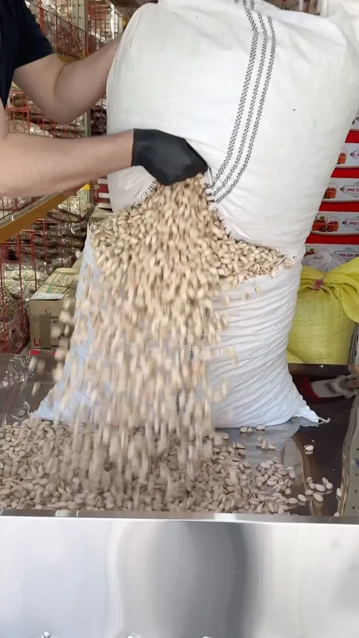 پسته شور، رنگ کرم، دانه درشت