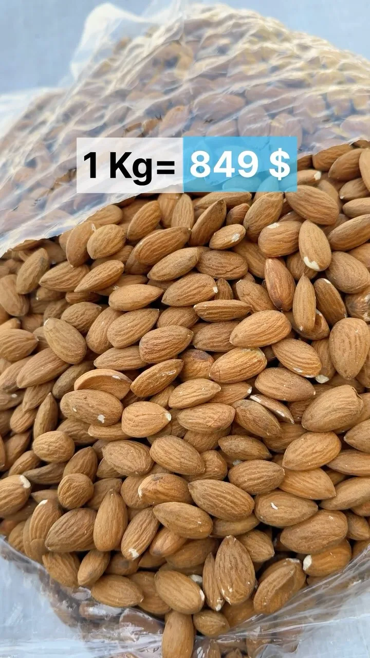مغز بادام درختی، رنگ قهوه‌ای و کرم، دانه
