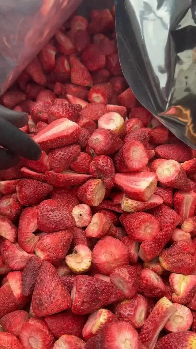 توت‌فرنگی فریزدرای پفکی