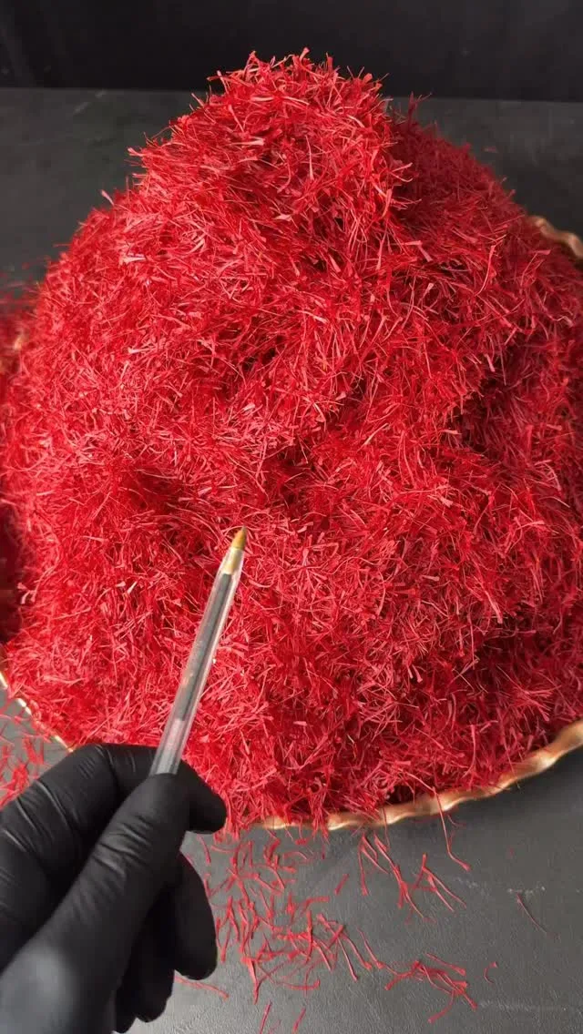 زعفران نگین، رنگ قرمز، رشتهای