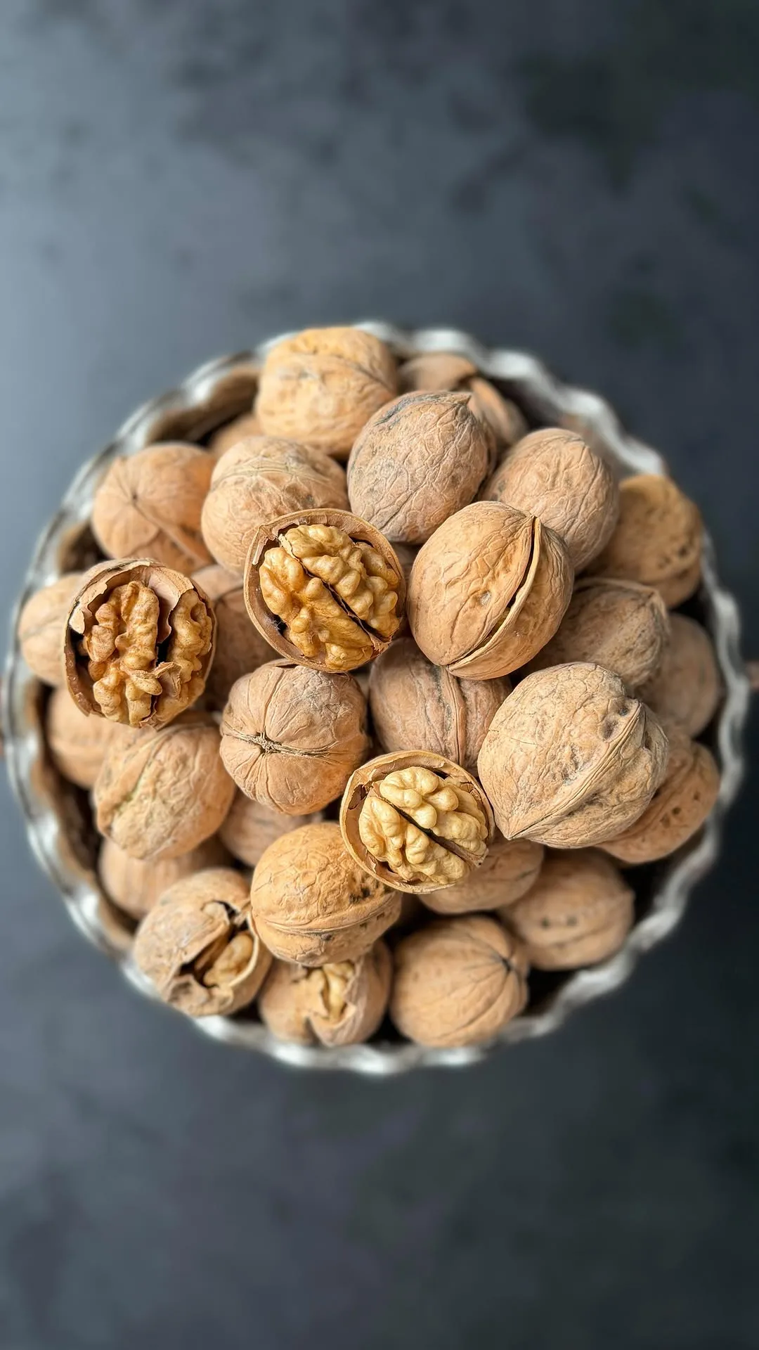 گردو پوست‌کاغذی درشت، رنگ قهوه‌ای، با پوست