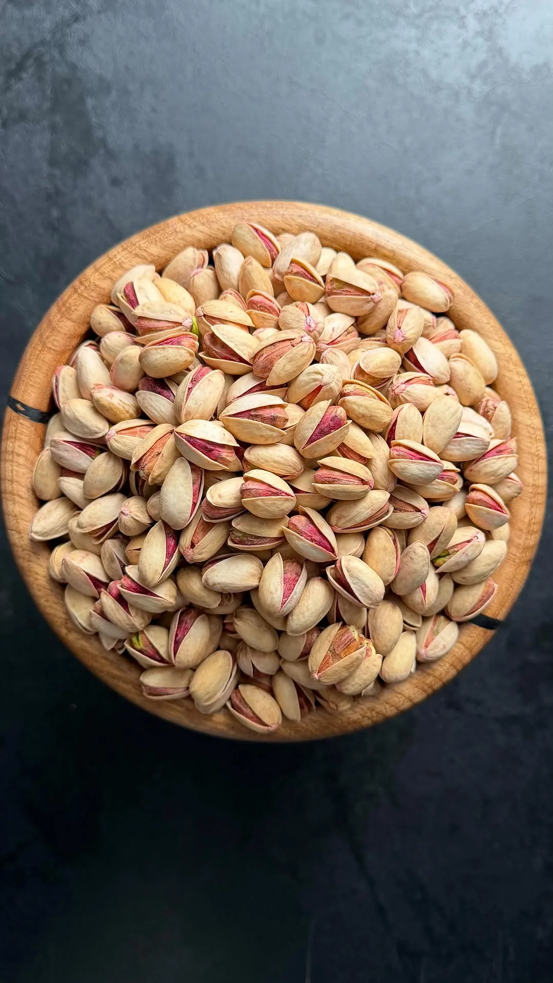 پسته بادامی انس ۳۰ خندان، رنگ کرم و سبز، با پوست