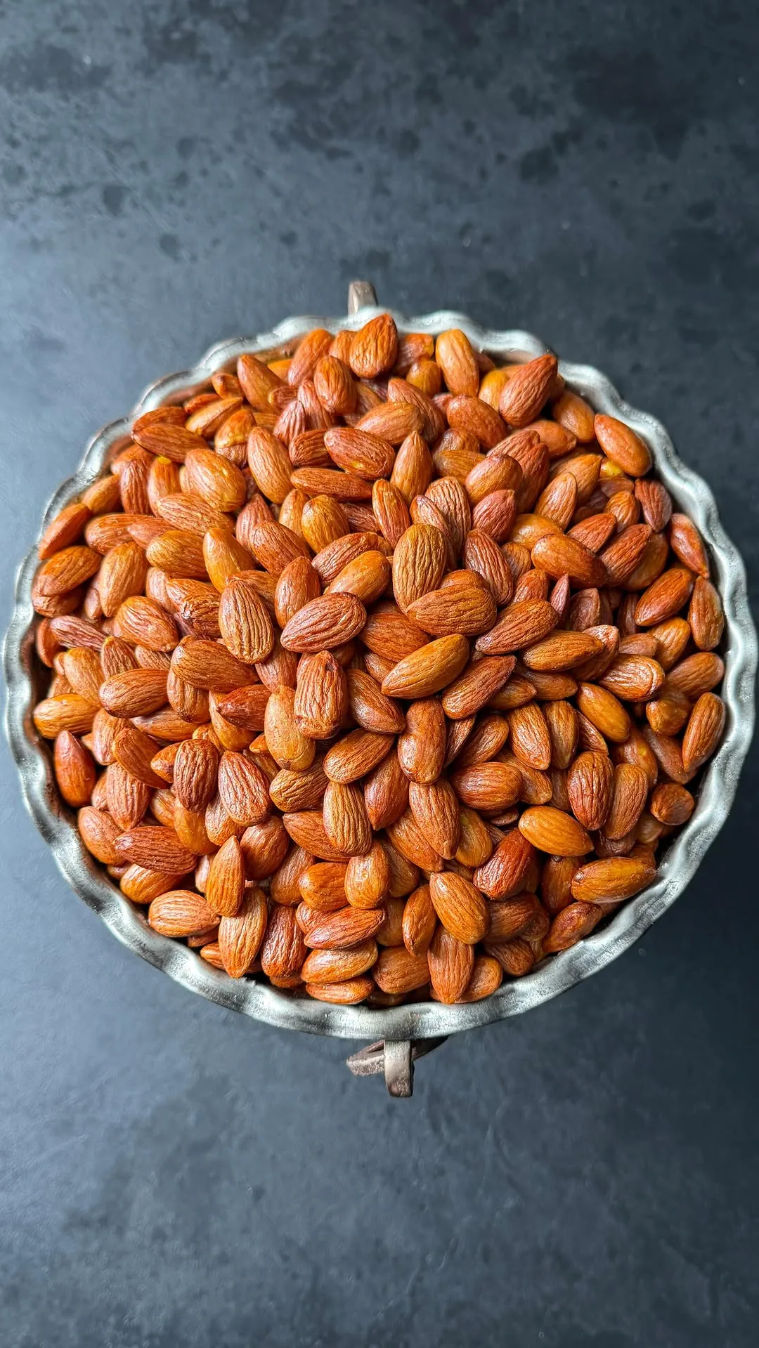 مغز بادام درختی تفت لعابی، رنگ قهوه‌ای، دانه