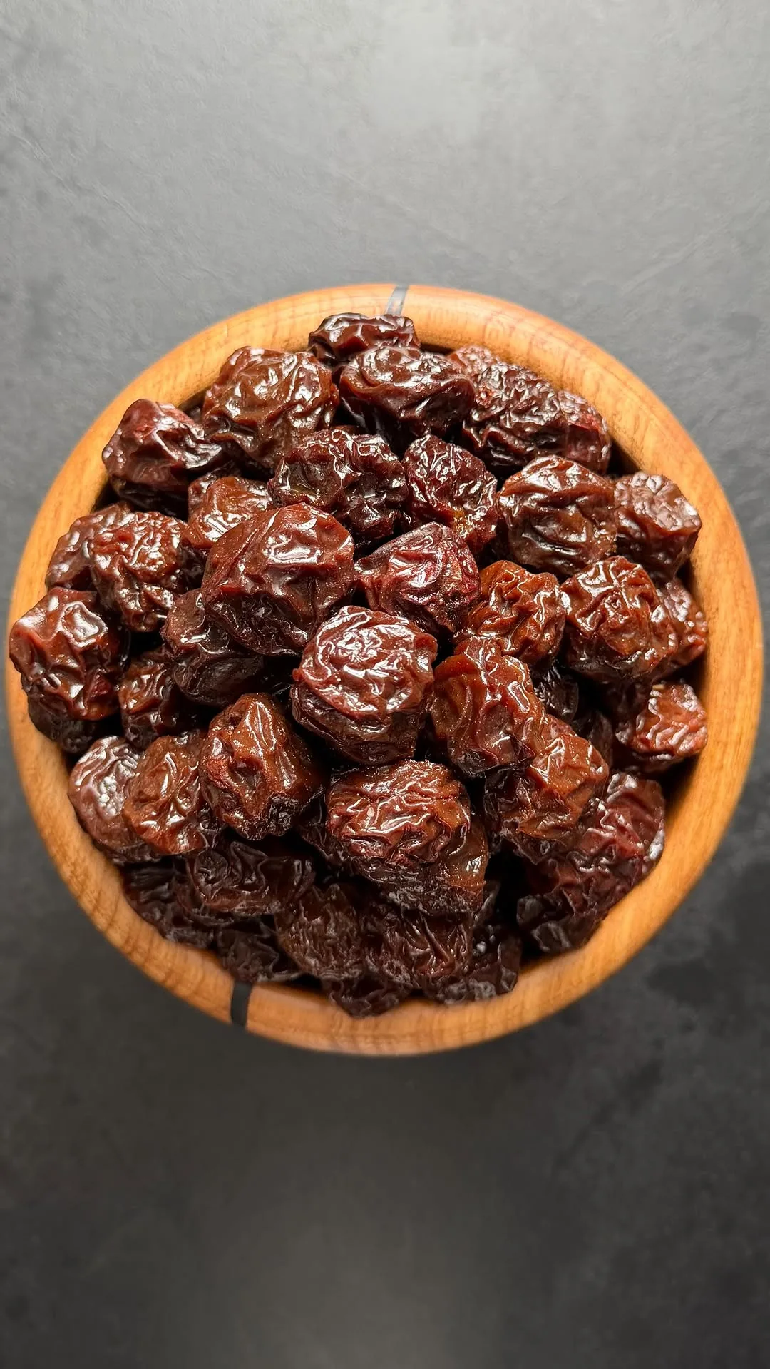 آلوچه برغانی تیره، رنگ بنفش تیره و مشکی، خشک شده