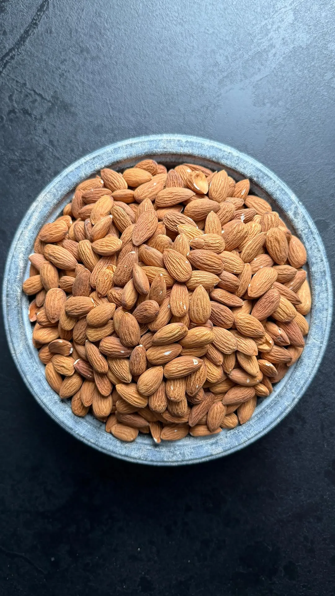 مغز بادام زرین خام، رنگ قهوه‌ای روشن، پوست کنده