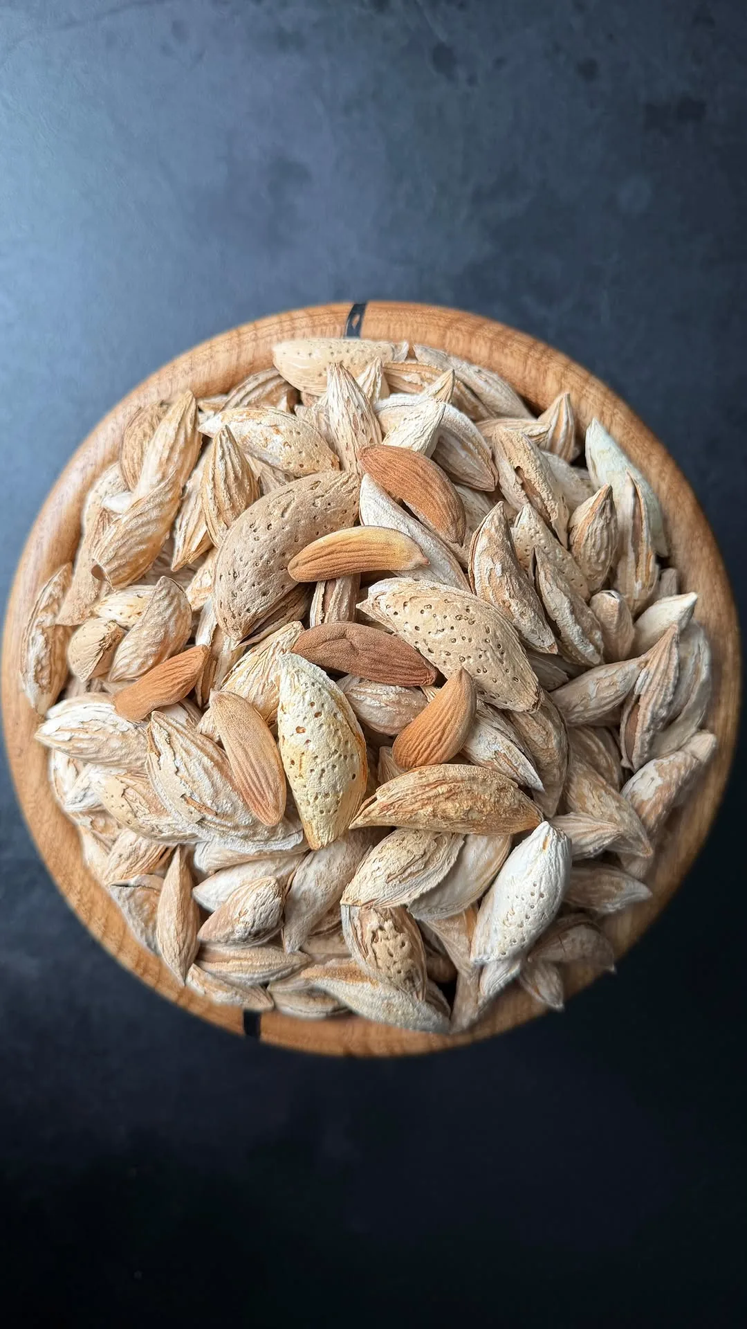 بادام پوست کاغذی شمشیری، رنگ کرم و قهوهای، ترکیبی پوست و مغز
