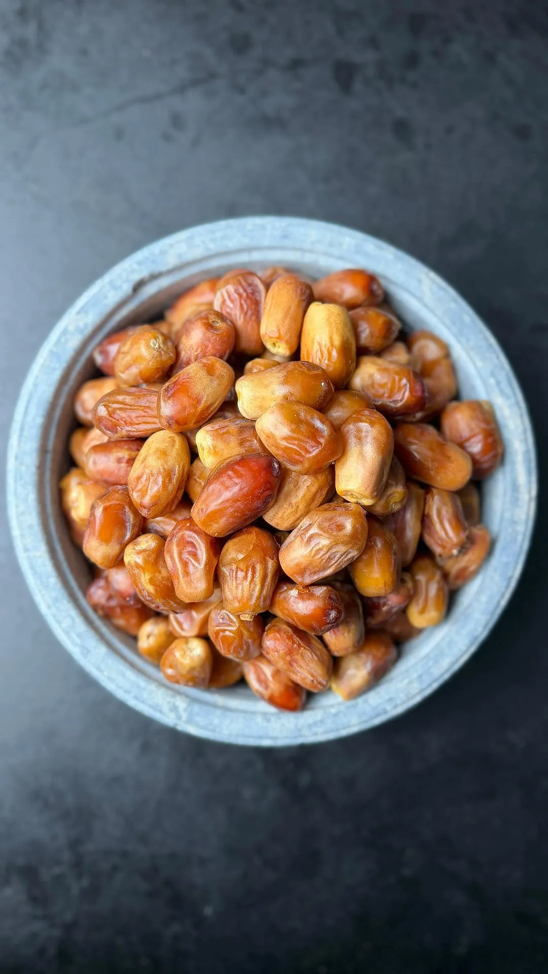 خرما زاهدی درجه یک، رنگ قهوه‌ای و زرد، تخم‌مرغی