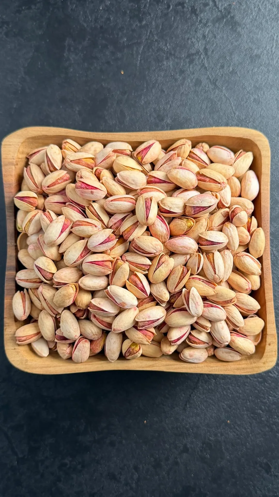 پسته انس ۳۰/۳۲ خندان، رنگ کرم، قرمز و قهوه‌ای، جنس پوسته‌ای، پسته کامل