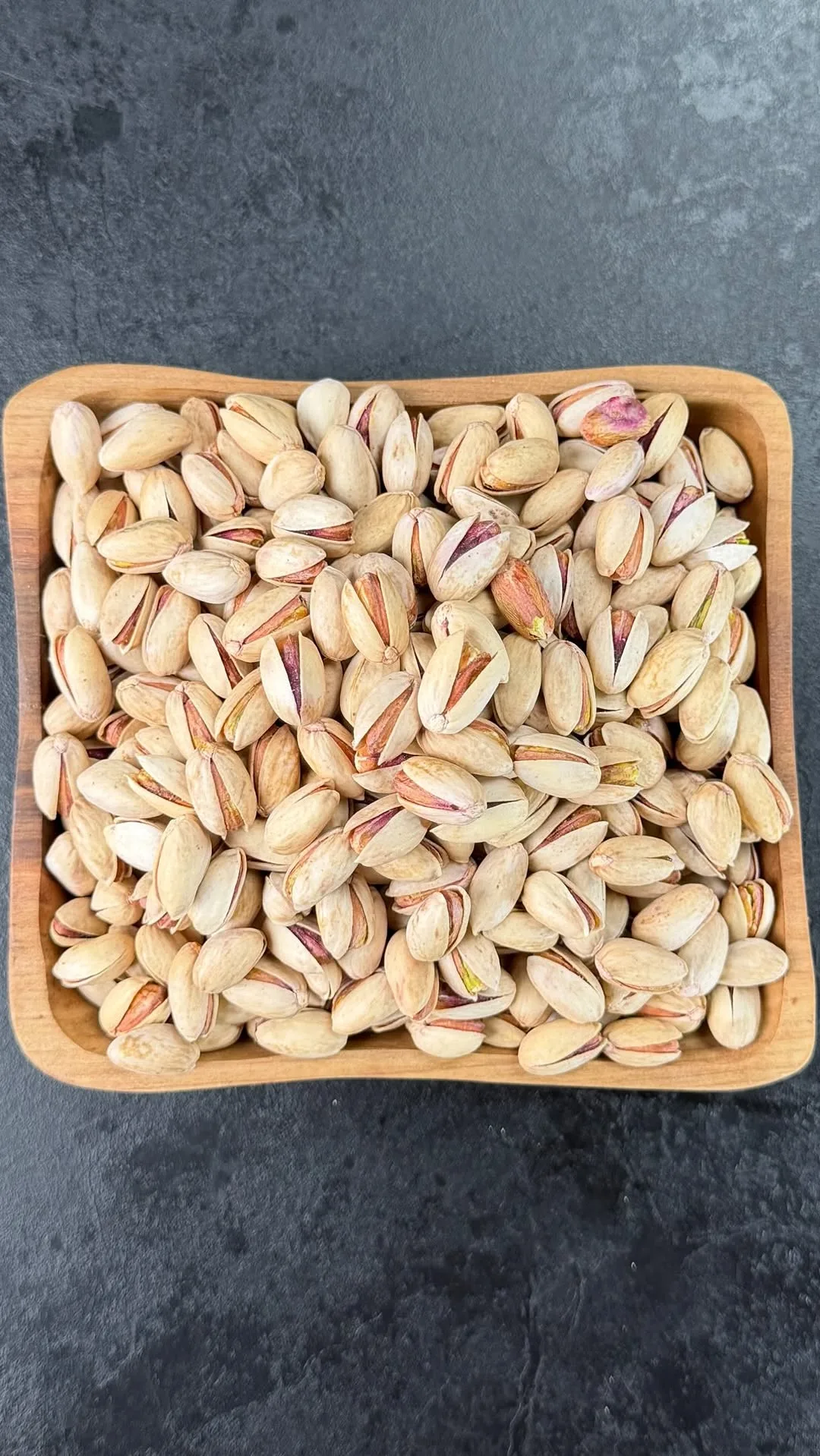 پسته بادامی خندان، رنگ کرم و سبز، با پوست