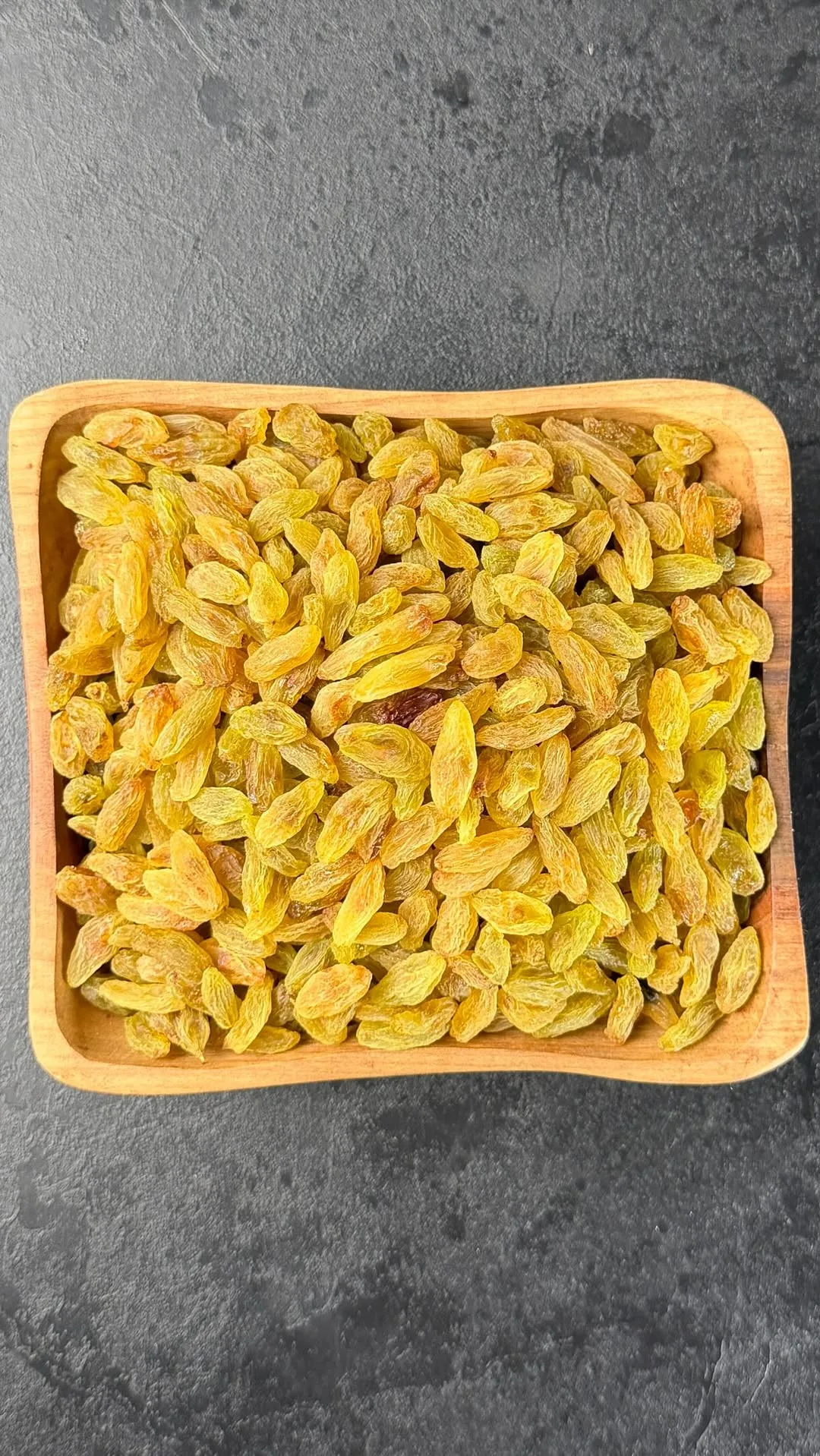 کشمش سبز، رنگ زرد و طلایی، بیضی کوچک