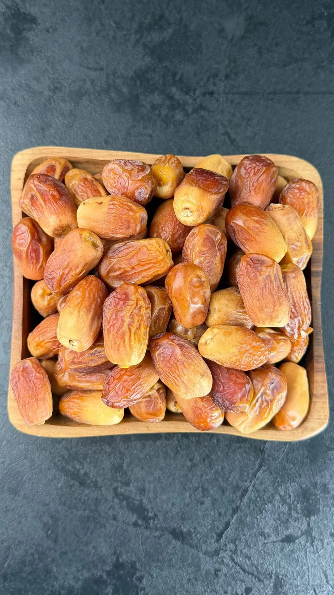 خرمای زاهدی، رنگ قهوه‌ای و طلایی، بیضی