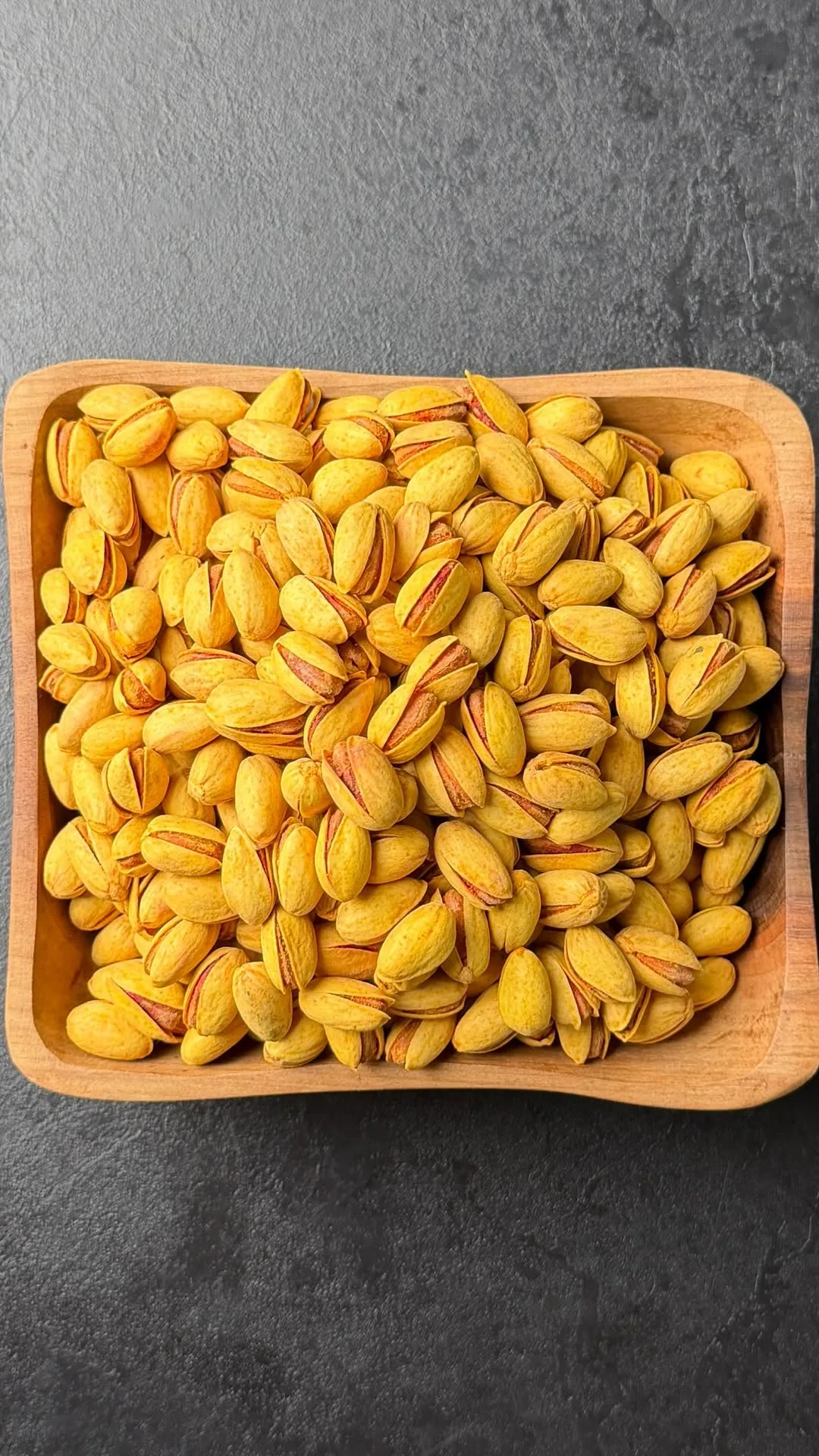 پسته بادامی، رنگ زرد و سبز، بیضی با پوست