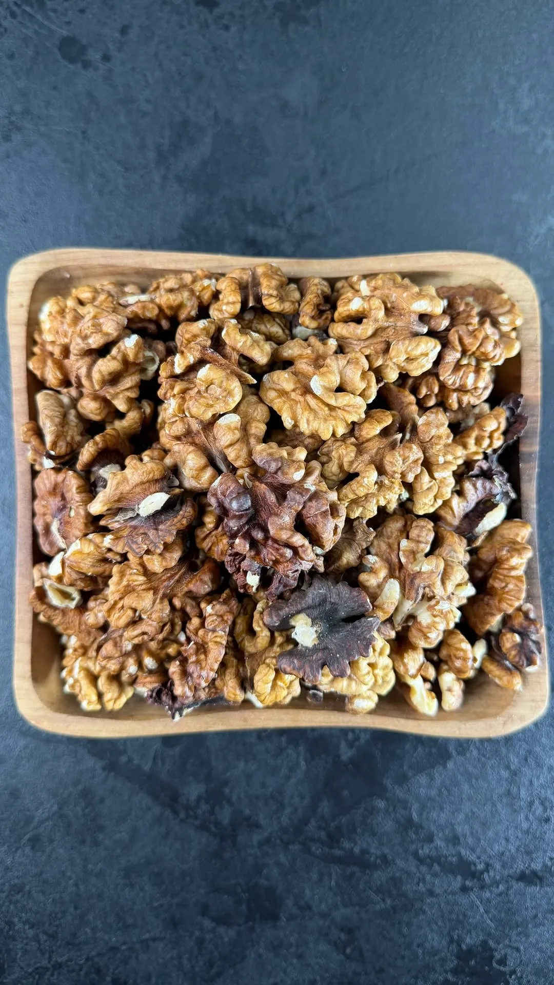 مغز گردو مخصوص فسنجان، رنگ قهوه‌ای و کرم