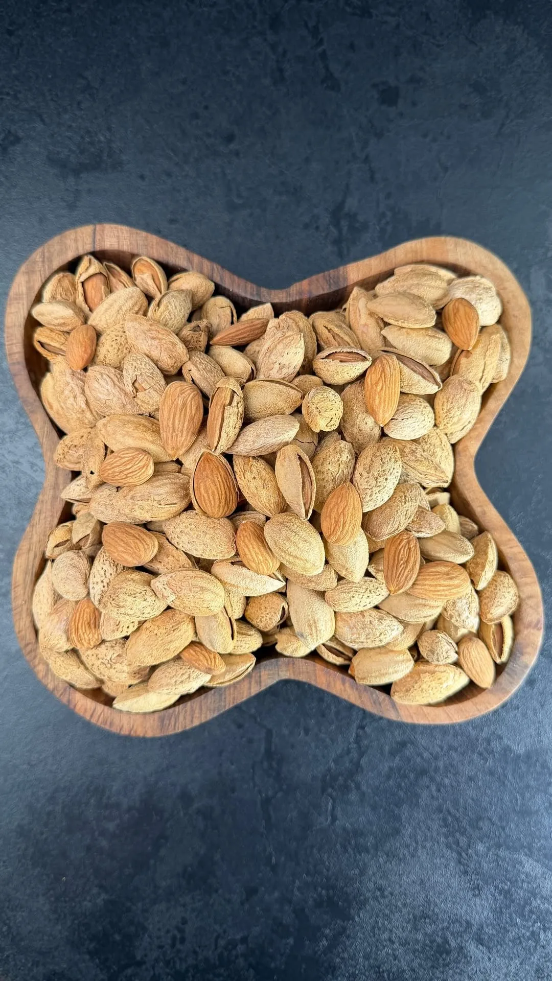 بادام کاغذی، رنگ قهوه‌ای، کاسه‌ای