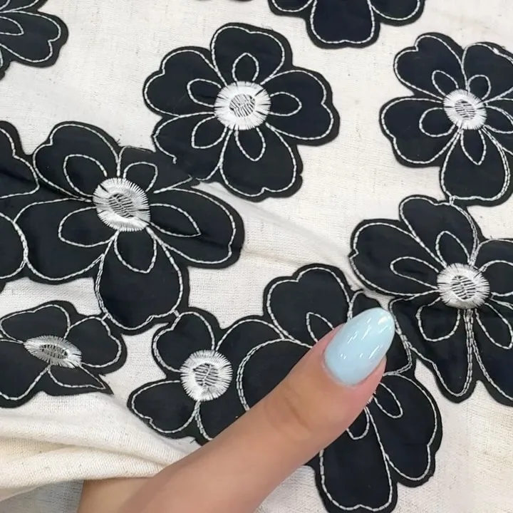 پارچه لینن گل اپلیکهدوزی، رنگ سفید و مشکی، طرح گلدار، پارچه گلدوزی