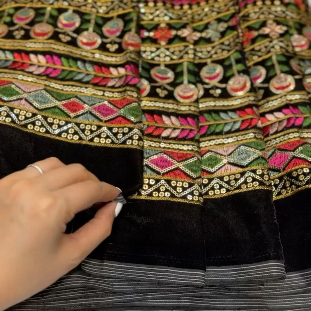 پارچه مخمل سوزن‌دوزی، رنگ مشکی و رنگارنگ، طرح گلدوزی، پارچه متری