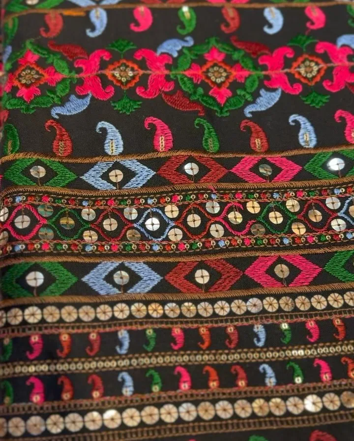 پارچه لینن سوزن‌دوزی عرض ۱۱۰، رنگ مشکی، قرمز، سبز و آبی، طرح گلدوزی، پارچه متری