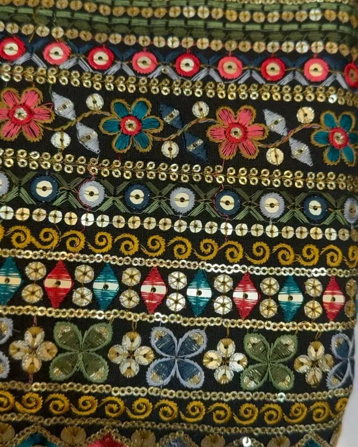 پارچه سوزن‌دوزی عرض ۱۱۰، رنگ مشکی، طلایی، قرمز، آبی و سبز، طرح گلدوزی، نوار گلدوزی