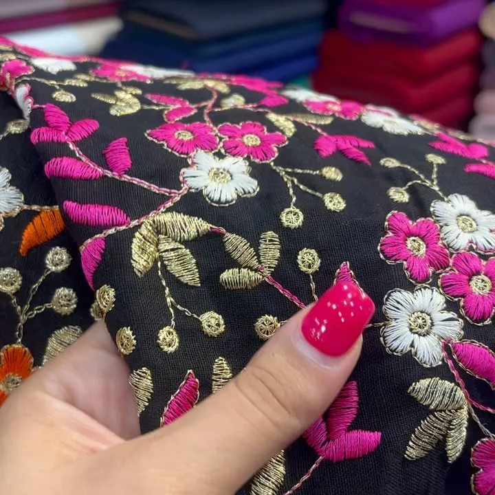 پارچه لینن سوزندوزی عرض ۱۱۰، رنگ مشکی، صورتی، سفید و طلایی، طرح گلدوزی، پارچه متری