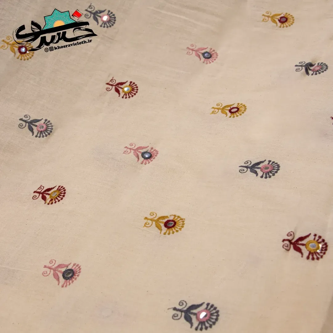 پارچه لینن طرح دار هندی عرض ۱۱۰، رنگ کرم، قرمز، زرد، آبی و خاکستری، طرح گلدوزی، پارچه متری