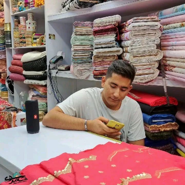 پارچه لینن پولک دوزی عرض ۱۱۰، رنگ قرمز، طرح گلدوزی