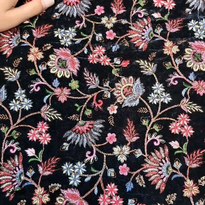 پارچه مخمل پاییزه کد ۱۰۰۴۸، رنگ مشکی، صورتی و آبی، طرح گلدار، گلدوزی شده