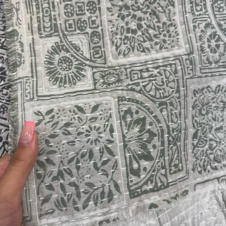 پارچه ژاکارد عرض ۱۵۰، رنگ خاکستری و سفید، طرح هندسی، پارچه طرح سنتی