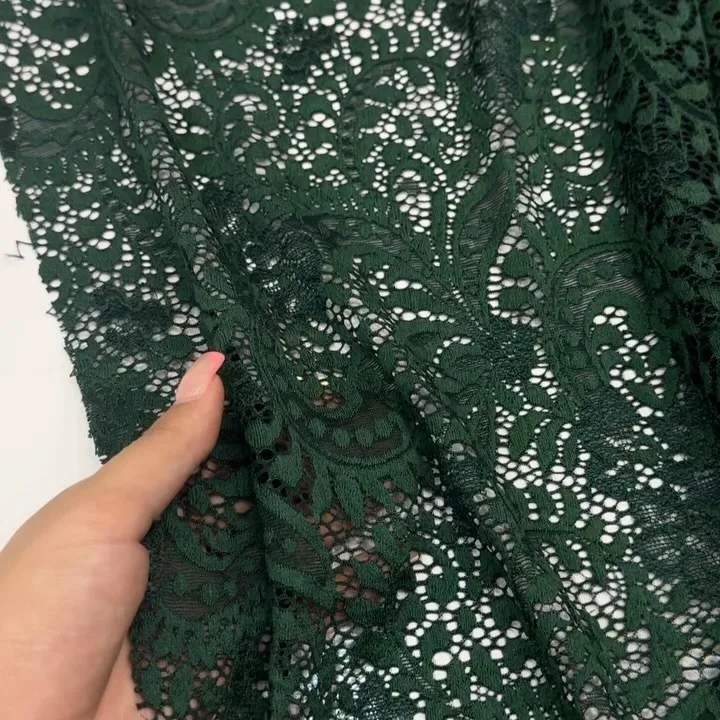پارچه دانتل کش کره ای عرض ۱۵۰، رنگ سبز تیره، جنس توری، طرح گلدوزی، پارچه توری