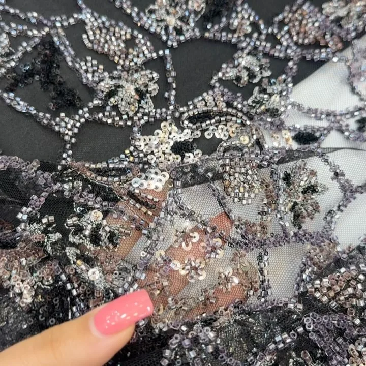 پارچه مجلسی سنگ دوزی، رنگ سیاه و نقره‌ای، جنس توری، طرح گلدوزی، پارچه متری