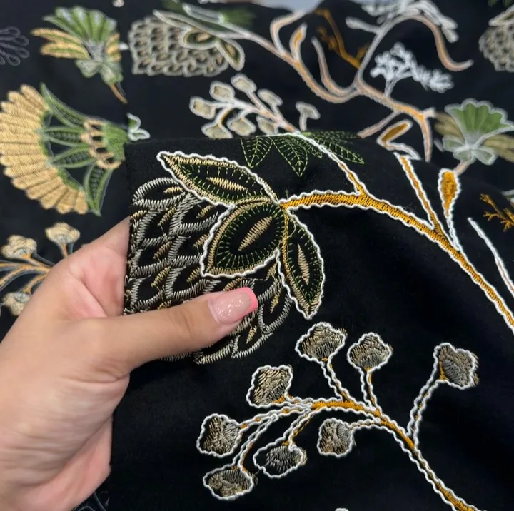 پارچه فوتر گل دوزی عرض ۱۵۰، رنگ مشکی، طلایی، سبز و سفید، تکه پارچه