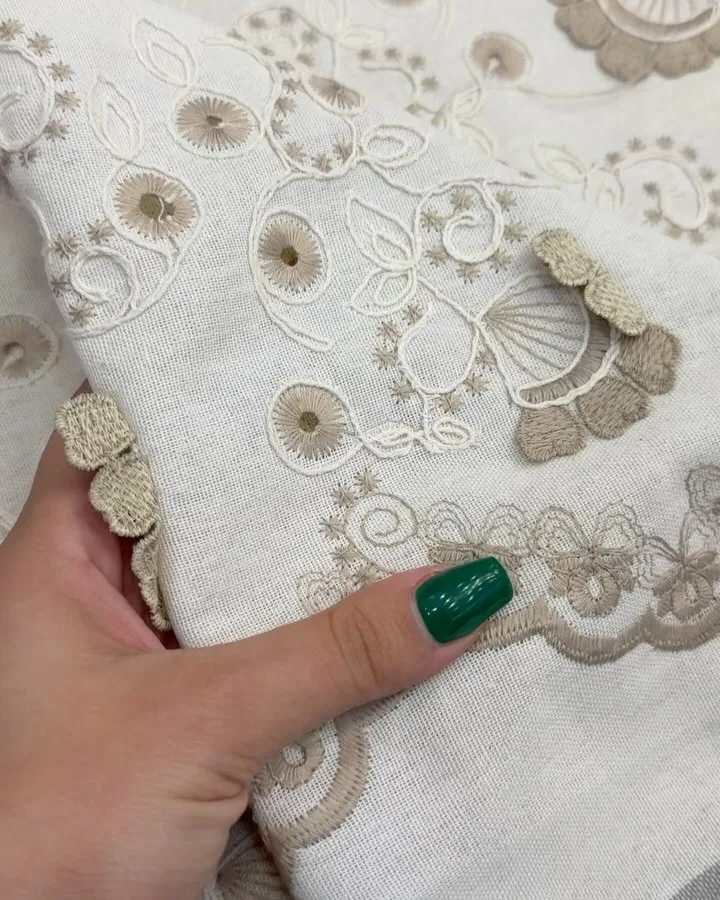 پارچه لینن قیطون‌دوزی و گل‌دوزی، رنگ سفید و کرم، پارچه گلدوزی شده