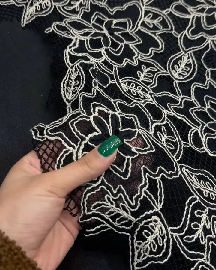 پارچه قلاب بافی عرض ۱۲۰، رنگ مشکی و سفید، طرح گلدار، توری گلدوزی