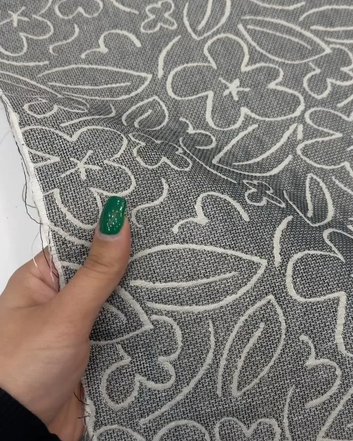 پارچه لینن ژاکارد عرض ۱۵۰، رنگ خاکستری و سفید، طرح گلدار، پارچه متری
