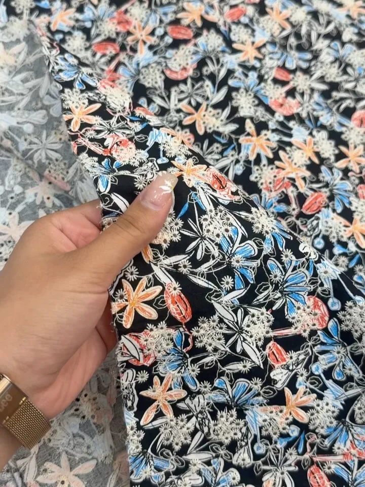 پارچه ابریشم سولابه دوزی امبرودی عرض ۱۴۰، رنگ کرمی و مشکی، جنس لینن، طرح گلدوزی، پارچه متری طرح‌دار