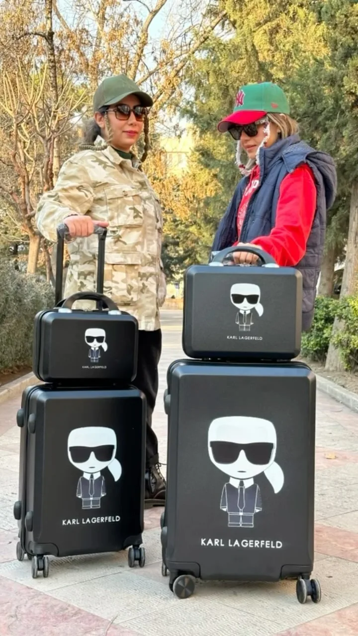 چمدان مسافرتی کارل لاگرفلد، رنگ مشکی، جنس پلاستیک، طرح شخصیت کارتونی، چرخ‌دار، دستگیره تلسکوپی