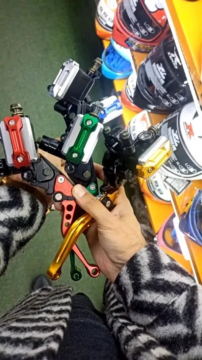 کتی کلاچ پمپی، رنگ قرمز، سبز، طلایی و مشکی، جنس آلومینیوم و فلز، اهرم کلاچ و ترمز