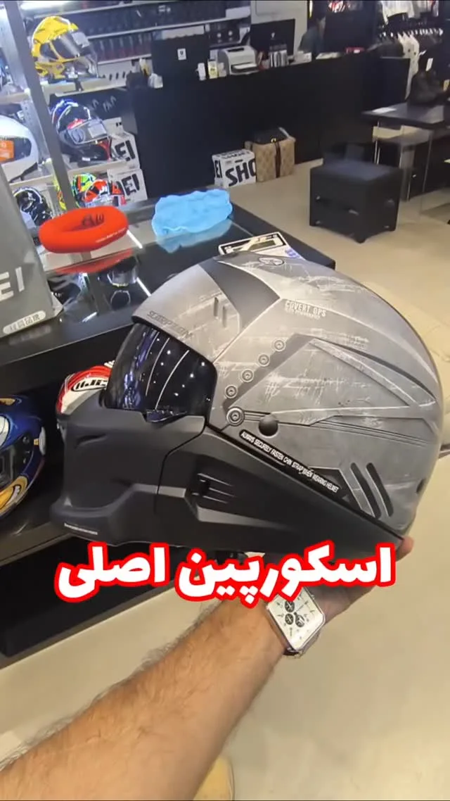کلاه کاسکت فک دار اسکورپین، رنگ طوسی و مشکی، جنس پلاستیک، طرح هندسی، موتورسواری فک‌متحرک