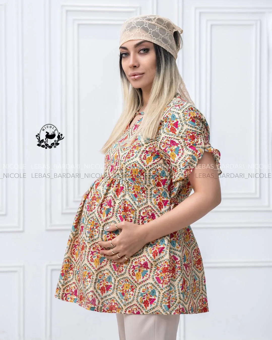 شومیز آستین کوتاه بارداری طرح شبدر، رنگ چندرنگ، قرمز و زرد، طرح هندسی، گشاد