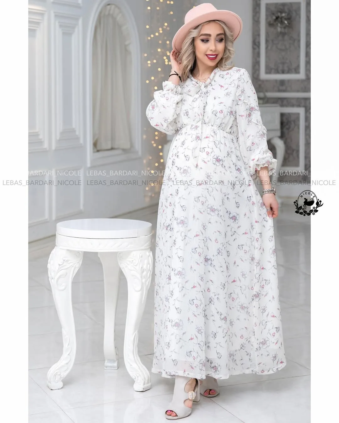پیراهن بارداری شیردهی یقه کرواتی طرح روژین، رنگ سفید و صورتی، طرح گلدار، بلند، یقه گرد، آستین بلند، گشاد