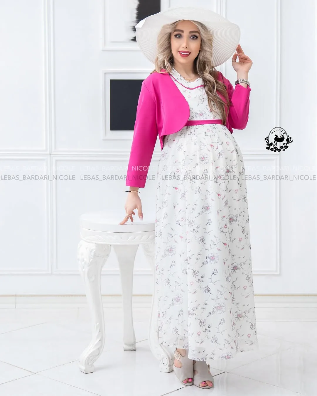 سارافون بارداری، رنگ سفید و صورتی، طرح گل‌دار، بلند، یقه گرد، آستین کوتاه