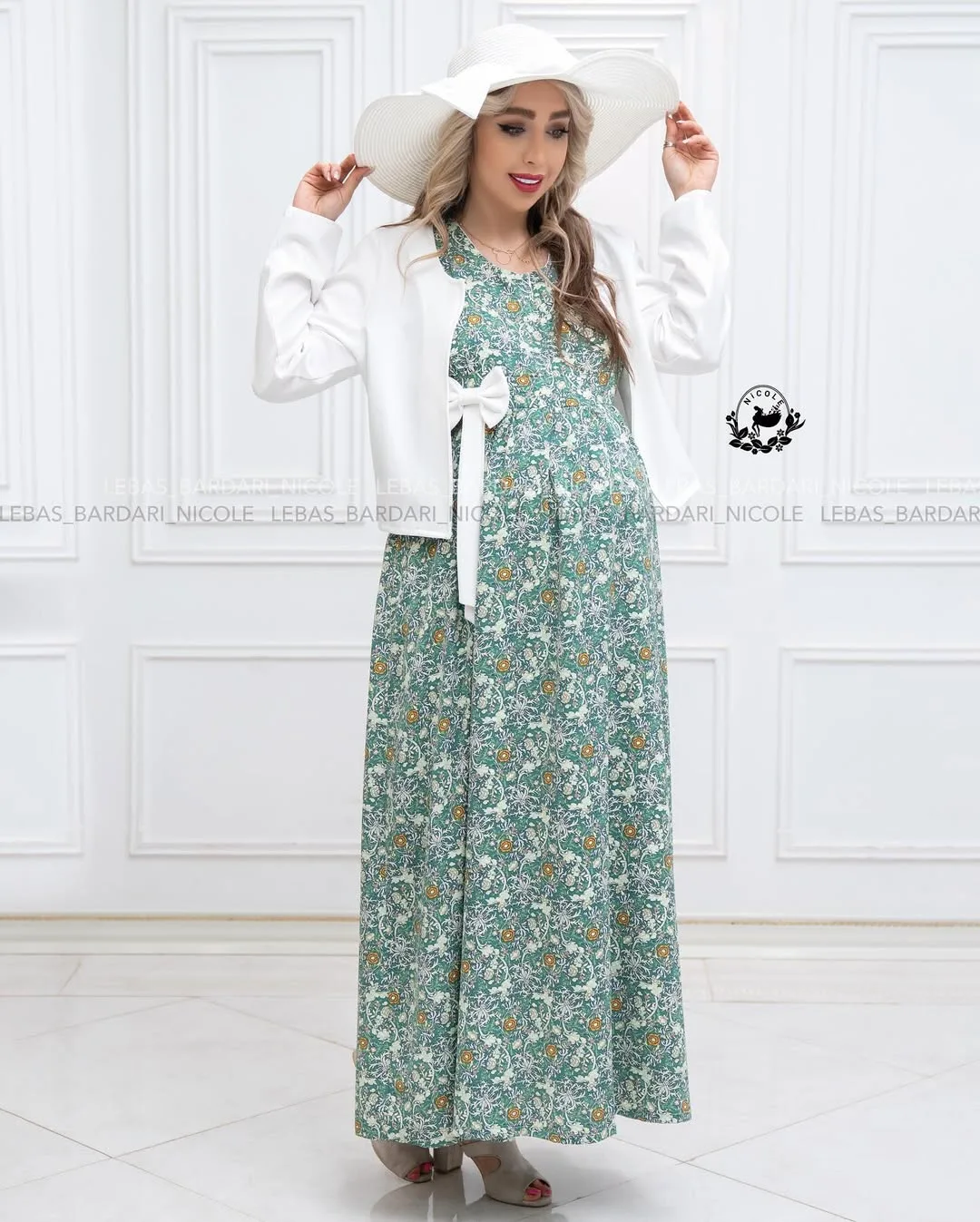 سارافون حریر بارداری، رنگ سبز، سفید و زرد، طرح گل‌دار، بلند، یقه گرد، آستین کوتاه