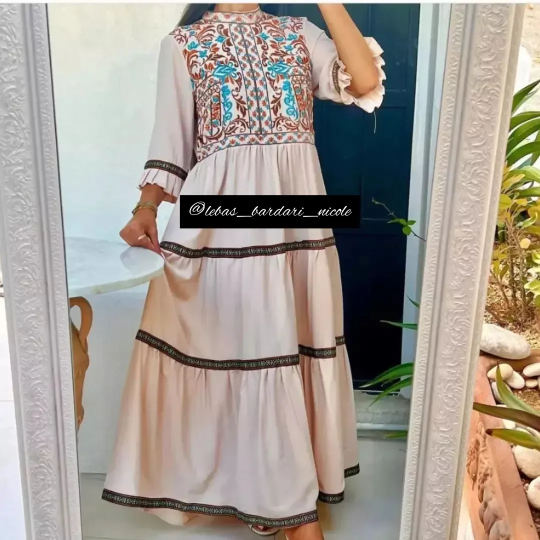 پیراهن بارداری گلدوزی شده، رنگ صورتی، قهوه‌ای و آبی، ماکسی، یقه گرد، آستین سه ربع