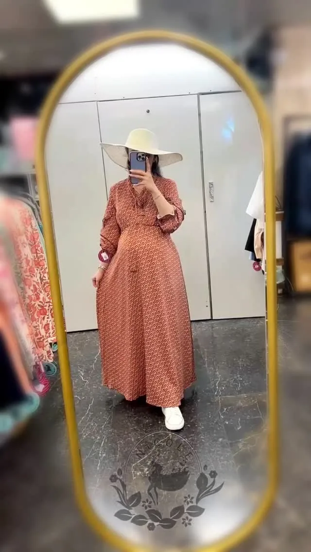 پیراهن بارداری پارچه ترک، رنگ نارنجی و قهوه‌ای، طرح هندسی، ماکسی، یقه مردانه، آستین بلند