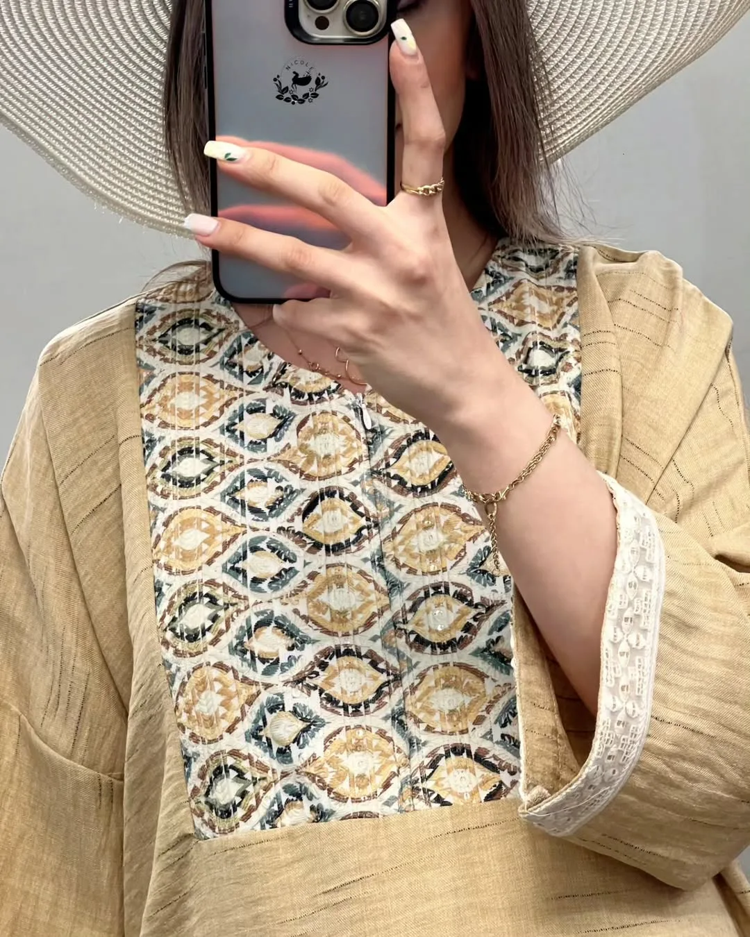 مانتو بارداری ترگل، رنگ کرم و قهوه‌ای، جنس لینن، طرح هندسی، بلند، آستین بلند