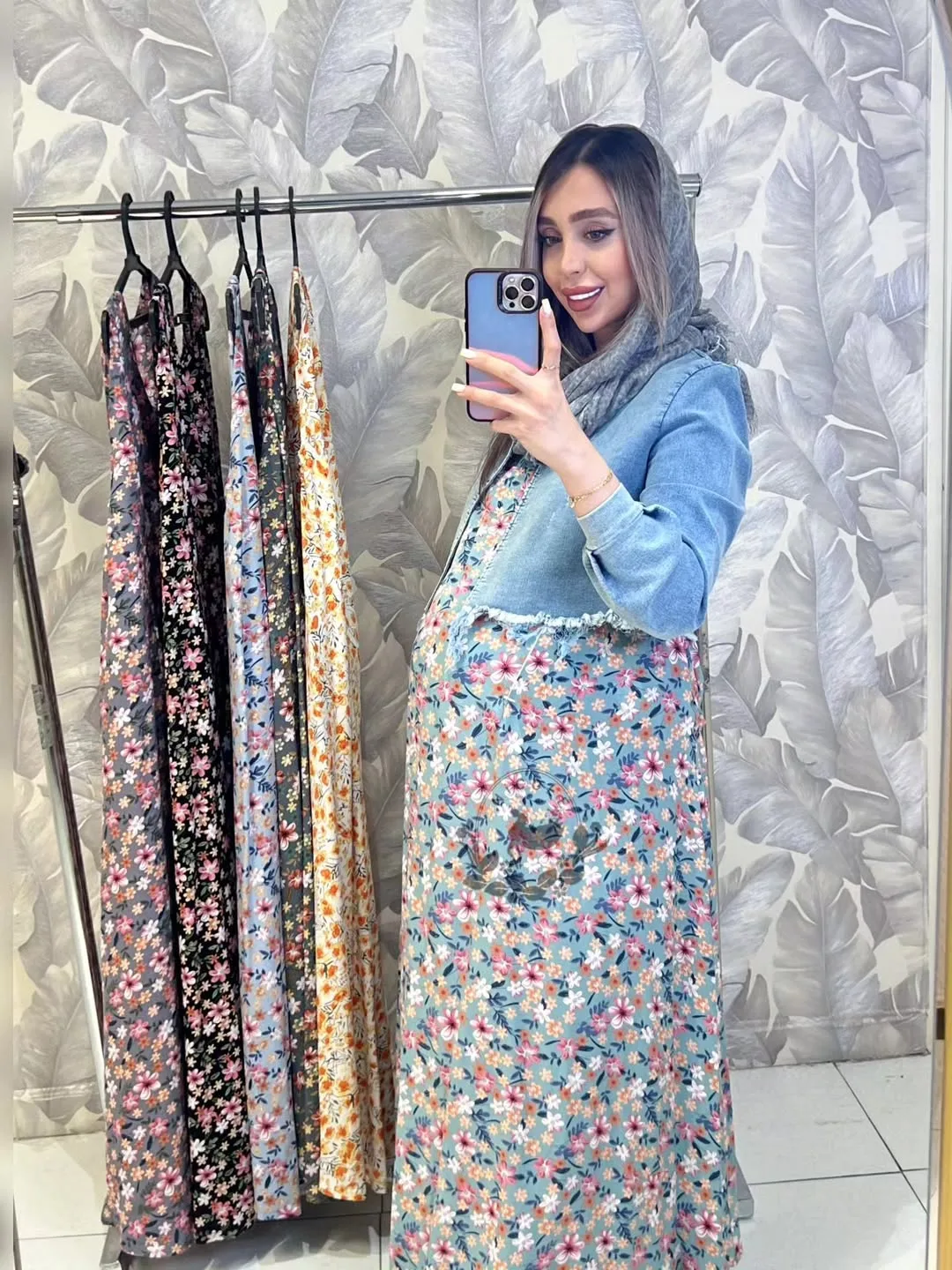 سارافون بارداری — رنگ آبی — نمای روی‌تن — طرح گل — عکس ۲