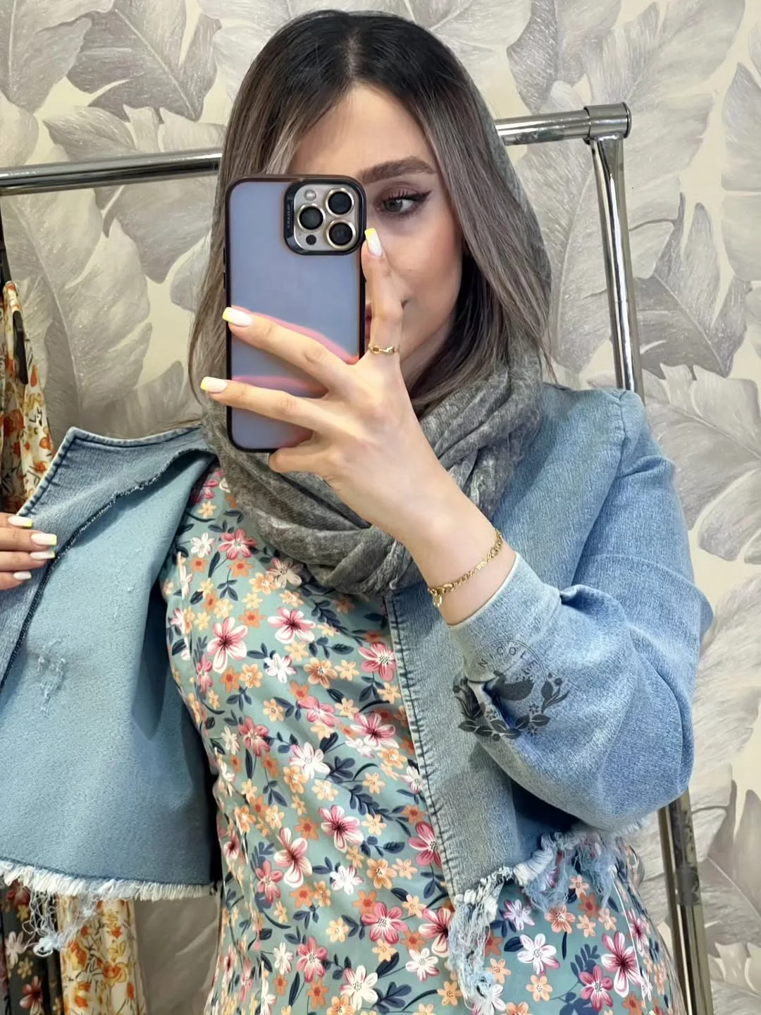 سارافون بارداری — رنگ آبی — نمای جزئیات — طرح گل — عکس ۳
