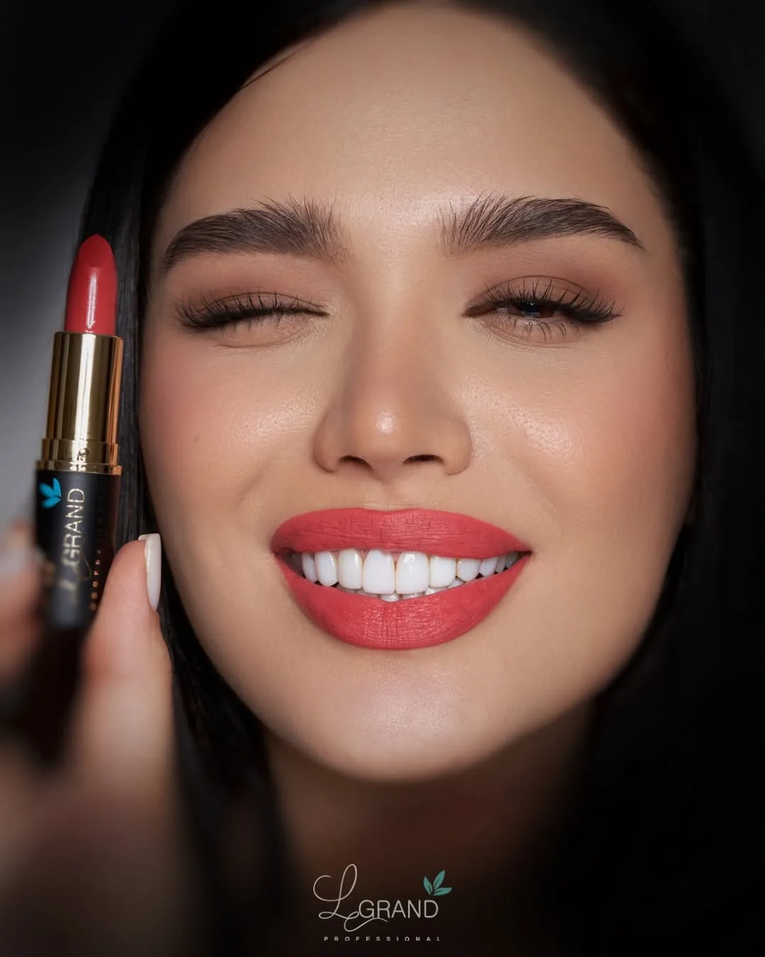 رژلب گلبهی لگراند، رنگ قرمز، طلایی و مشکی، استیک